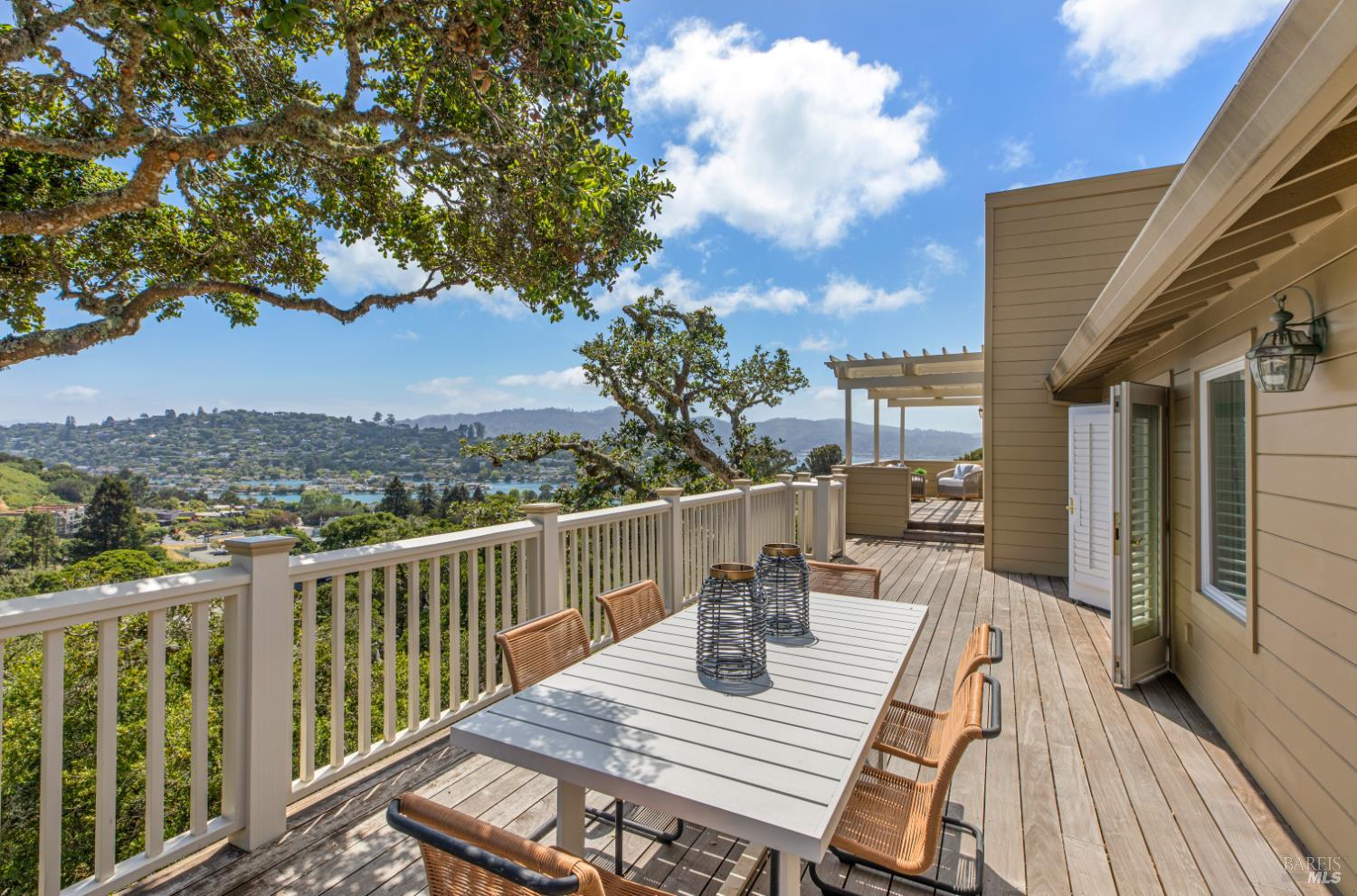 Detail Gallery Image 2 of 50 For 91 Round Hill Rd, Tiburon,  CA 94920 - 5 Beds | 4/1 Baths