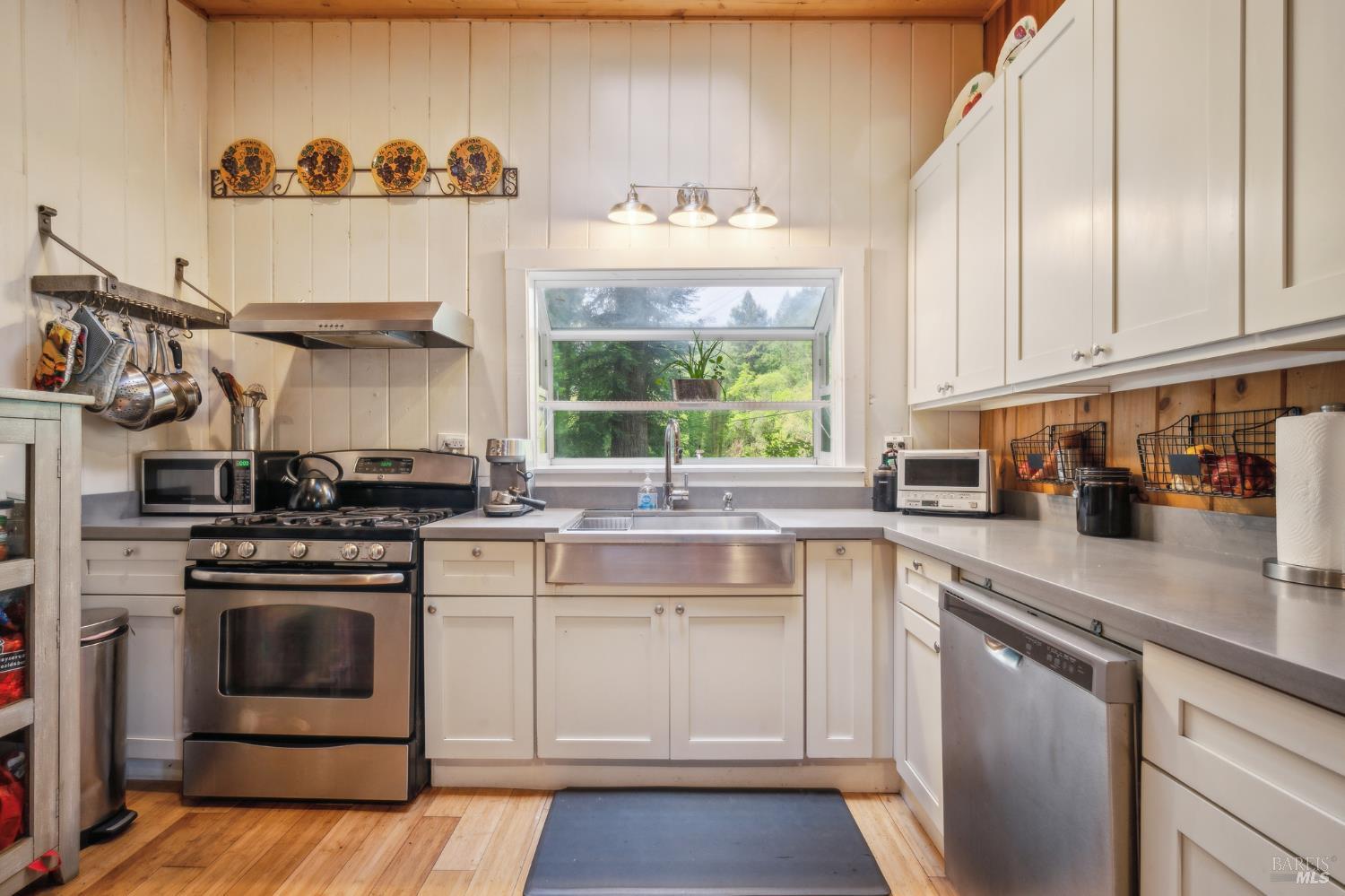 Detail Gallery Image 7 of 33 For 15910 E Austin Creek Rd, Cazadero,  CA 95421 - 2 Beds | 1 Baths