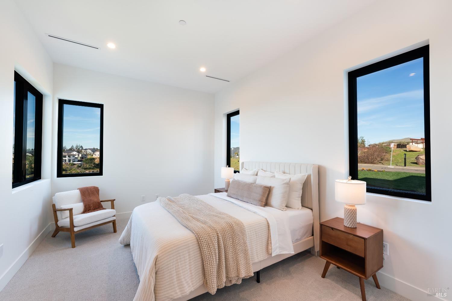 Detail Gallery Image 32 of 74 For 3835 Rocky Point Way, Santa Rosa,  CA 95404 - 4 Beds | 4/1 Baths