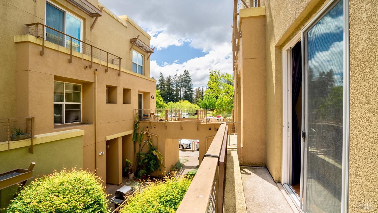 Detail Gallery Image 5 of 28 For 336 City Center Dr, Rohnert Park,  CA 94928 - 2 Beds | 2/1 Baths