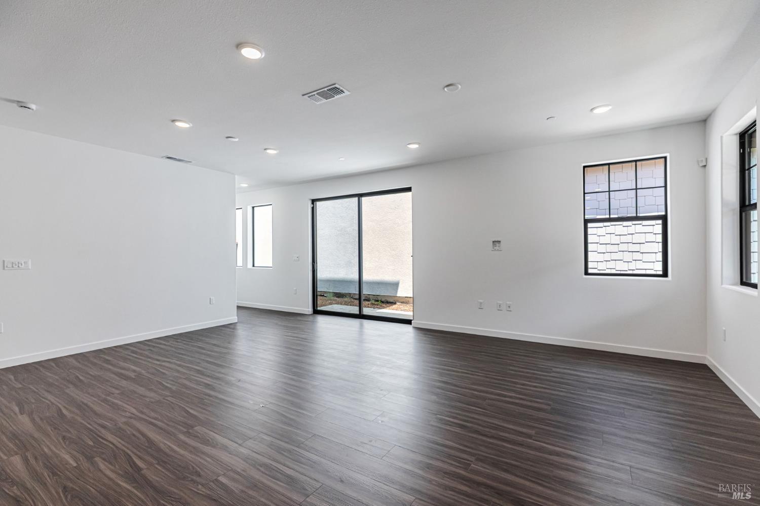 Detail Gallery Image 8 of 13 For 1558 Waterside Ln, Rohnert Park,  CA 94928 - 3 Beds | 2 Baths