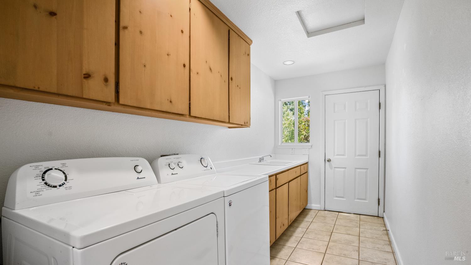 Detail Gallery Image 31 of 69 For 12285 High Valley Rd, Clearlake Oaks,  CA 95423 - 4 Beds | 3 Baths