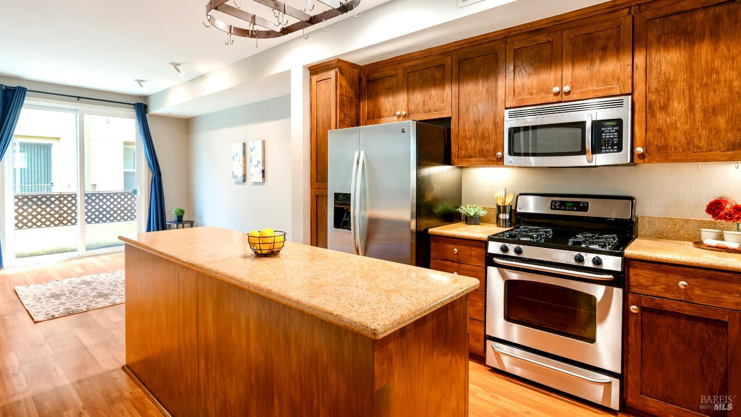 Detail Gallery Image 3 of 28 For 336 City Center Dr, Rohnert Park,  CA 94928 - 2 Beds | 2/1 Baths