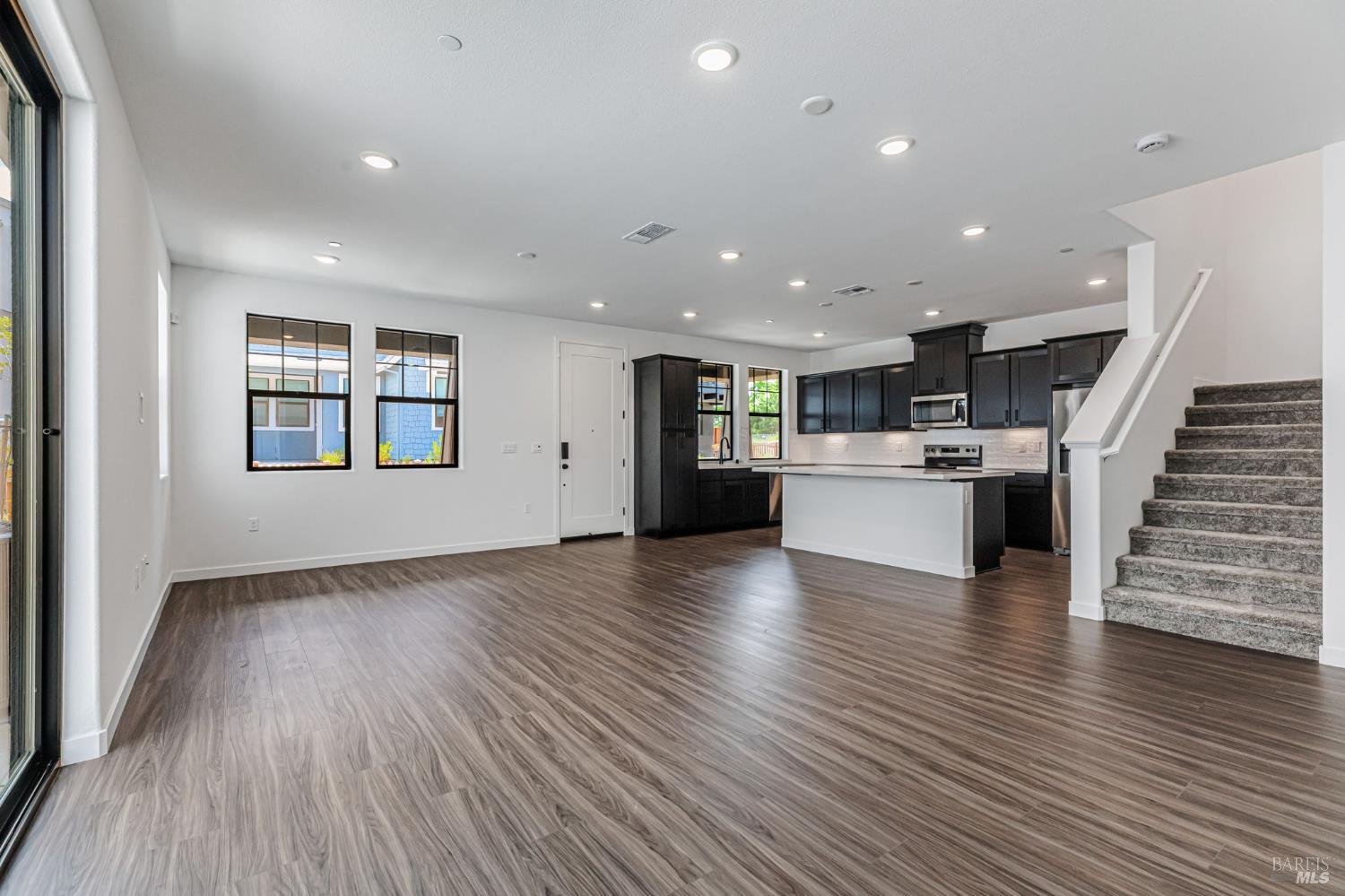 Detail Gallery Image 3 of 13 For 1558 Waterside Ln, Rohnert Park,  CA 94928 - 3 Beds | 2 Baths