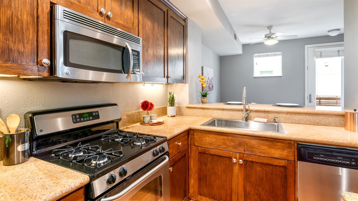 Detail Gallery Image 7 of 28 For 336 City Center Dr, Rohnert Park,  CA 94928 - 2 Beds | 2/1 Baths
