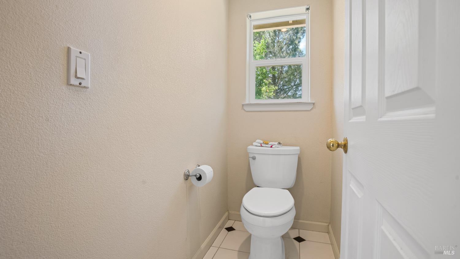 Detail Gallery Image 18 of 69 For 12285 High Valley Rd, Clearlake Oaks,  CA 95423 - 4 Beds | 3 Baths