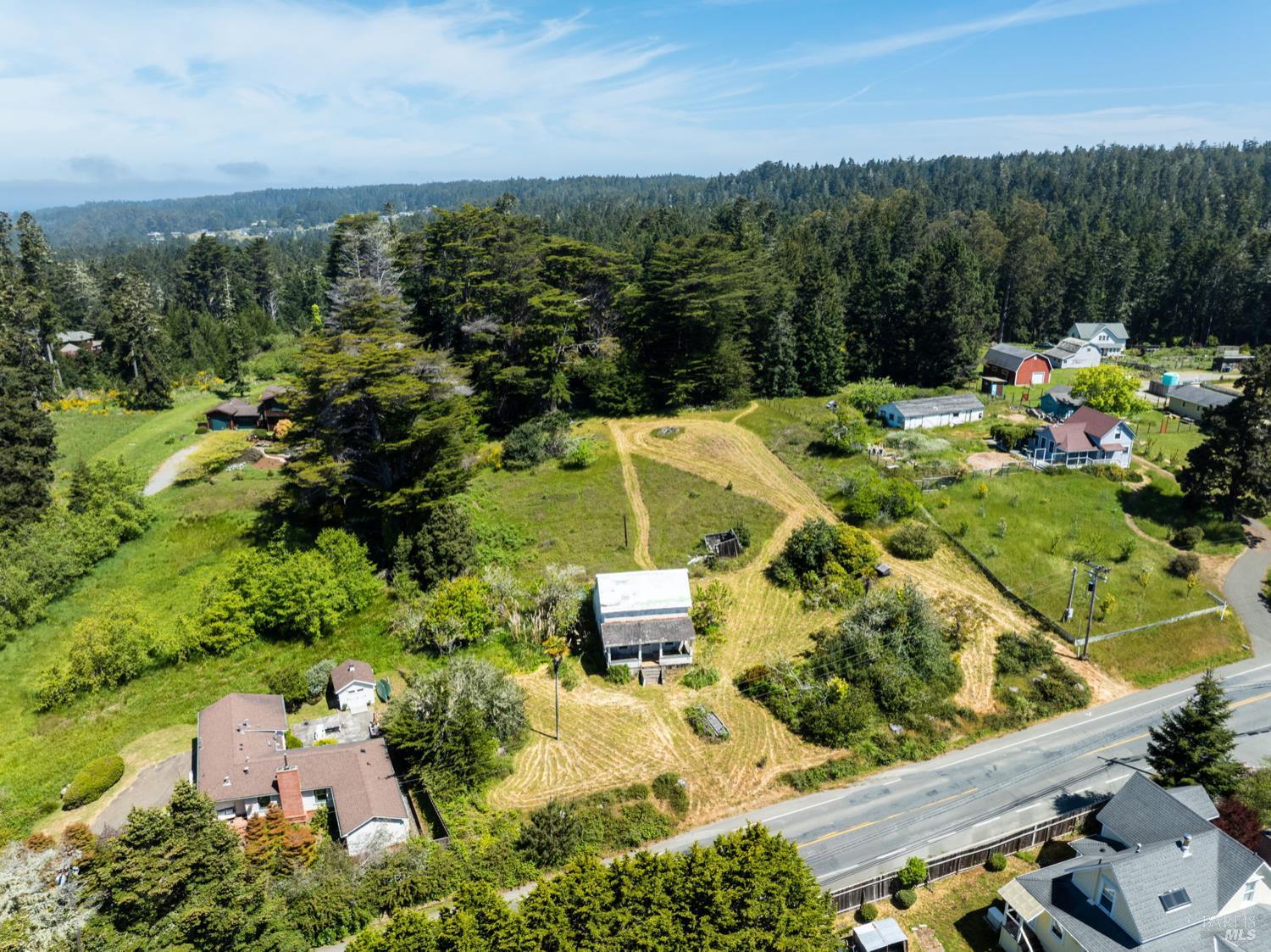 Detail Gallery Image 6 of 9 For 44600 Little Lake Rd, Mendocino,  CA 95460 - 3 Beds | 2 Baths
