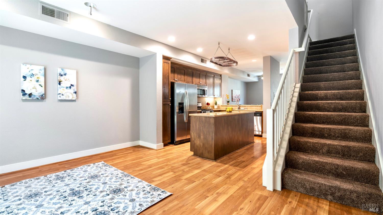 Detail Gallery Image 11 of 28 For 336 City Center Dr, Rohnert Park,  CA 94928 - 2 Beds | 2/1 Baths