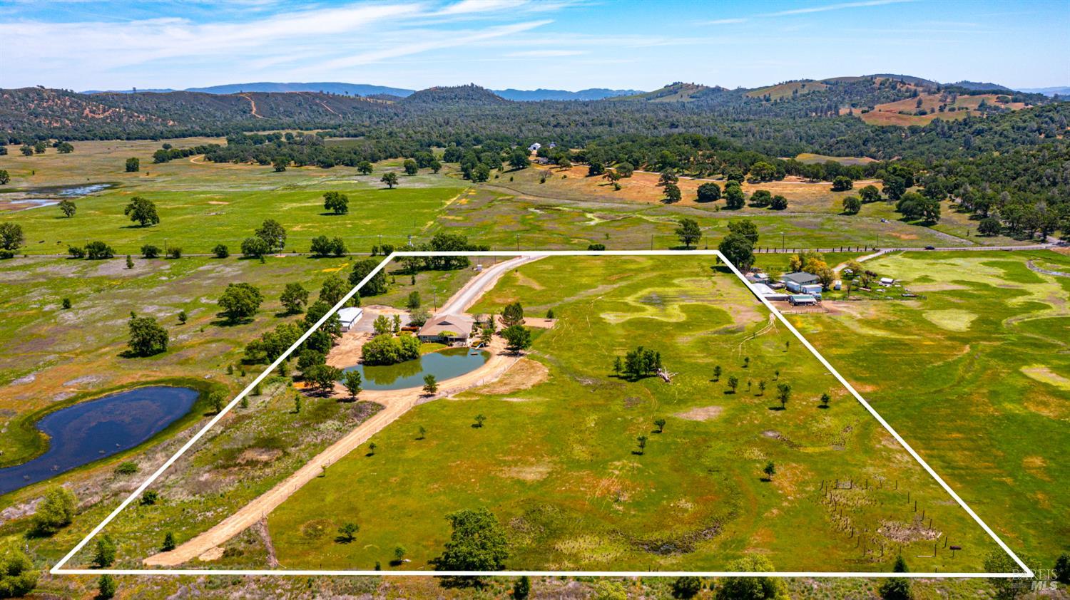 Detail Gallery Image 4 of 69 For 12285 High Valley Rd, Clearlake Oaks,  CA 95423 - 4 Beds | 3 Baths