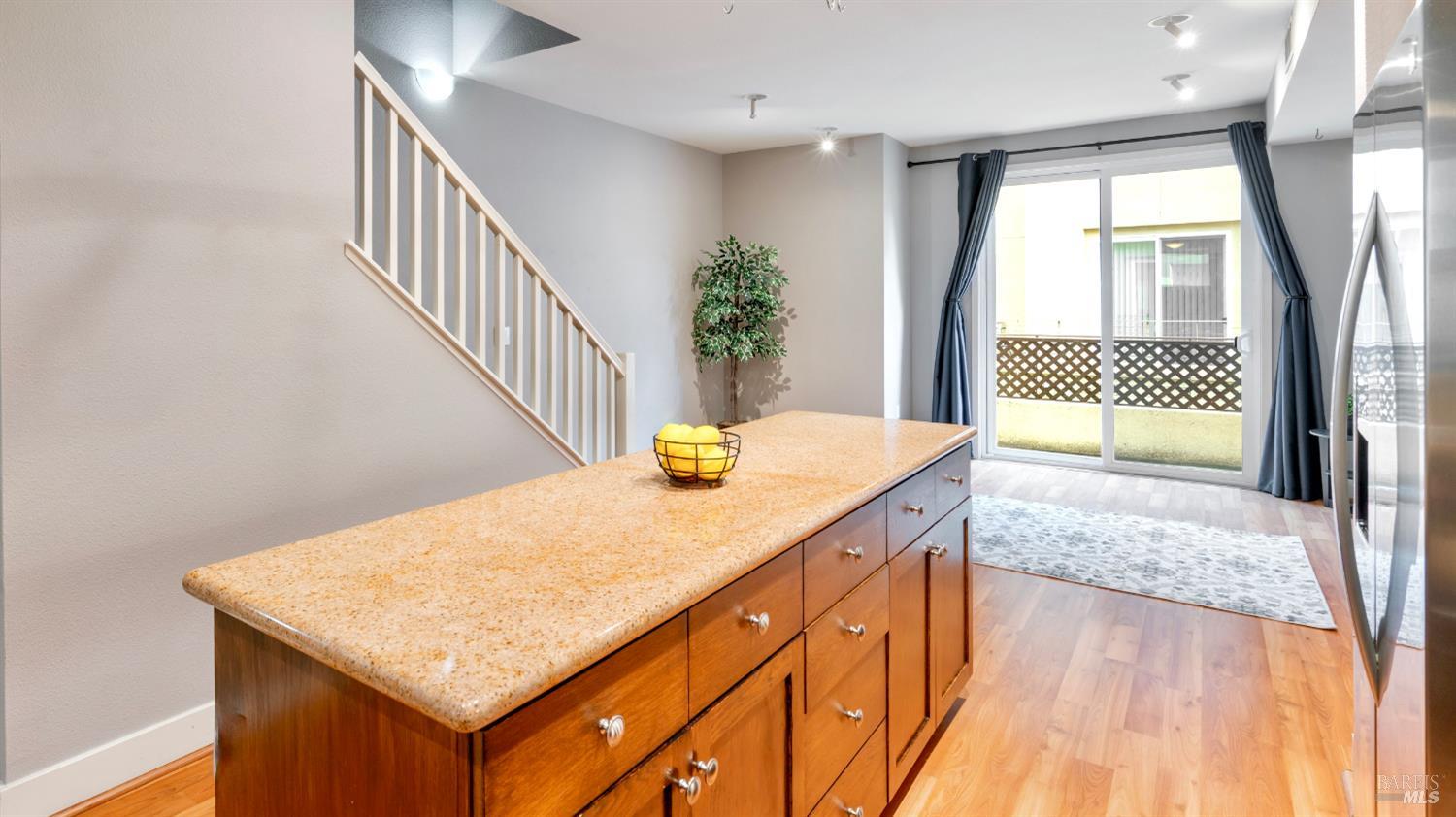 Detail Gallery Image 4 of 28 For 336 City Center Dr, Rohnert Park,  CA 94928 - 2 Beds | 2/1 Baths
