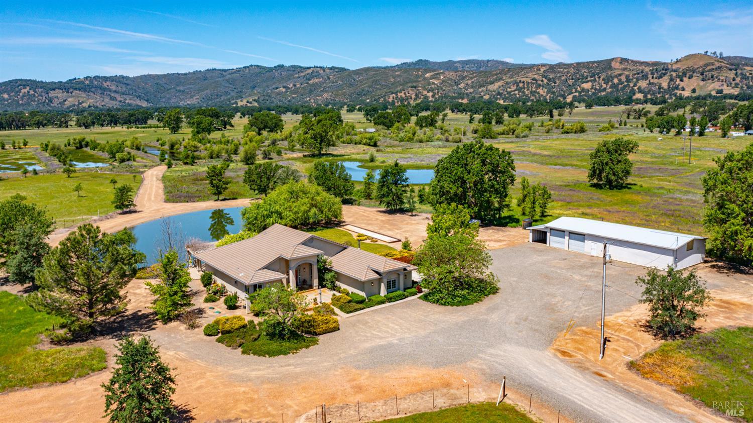 Detail Gallery Image 3 of 69 For 12285 High Valley Rd, Clearlake Oaks,  CA 95423 - 4 Beds | 3 Baths