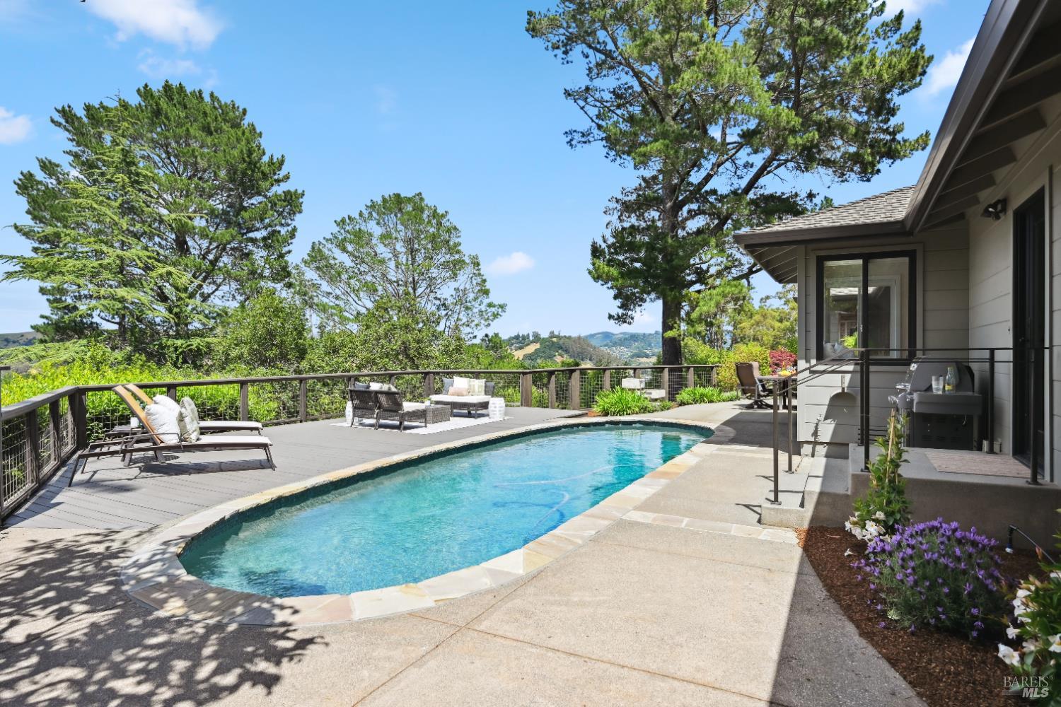 Detail Gallery Image 2 of 53 For 510 Redwood Rd, San Anselmo,  CA 94960 - 3 Beds | 1/1 Baths