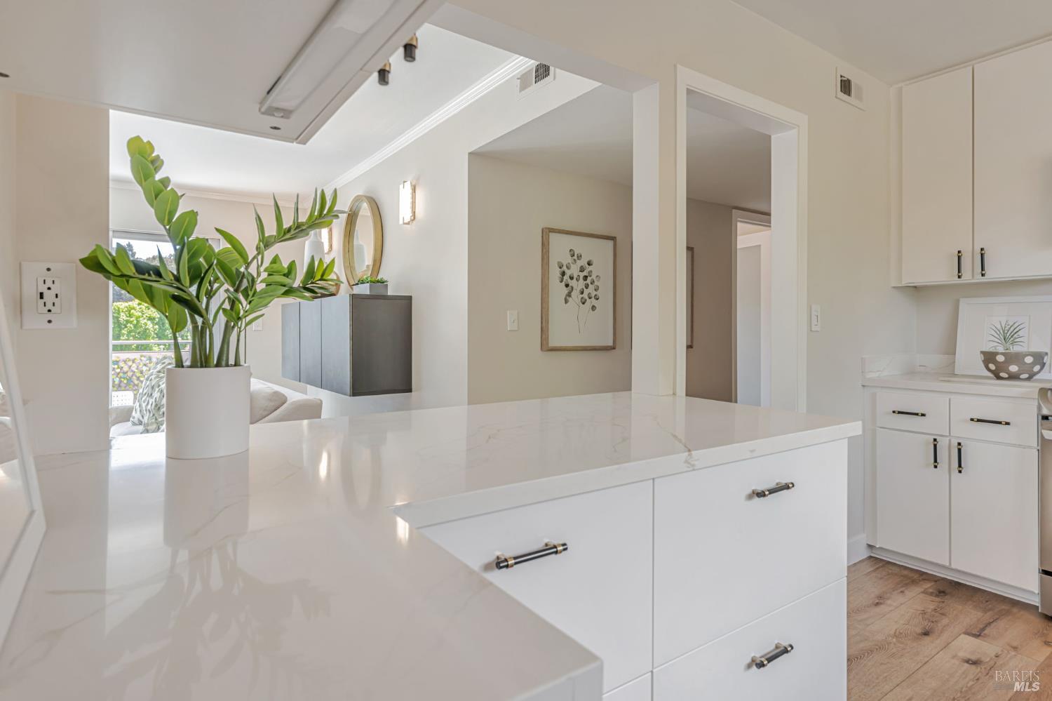 Detail Gallery Image 7 of 30 For 6 Redwood Ave, Corte Madera,  CA 94925 - 3 Beds | 2 Baths