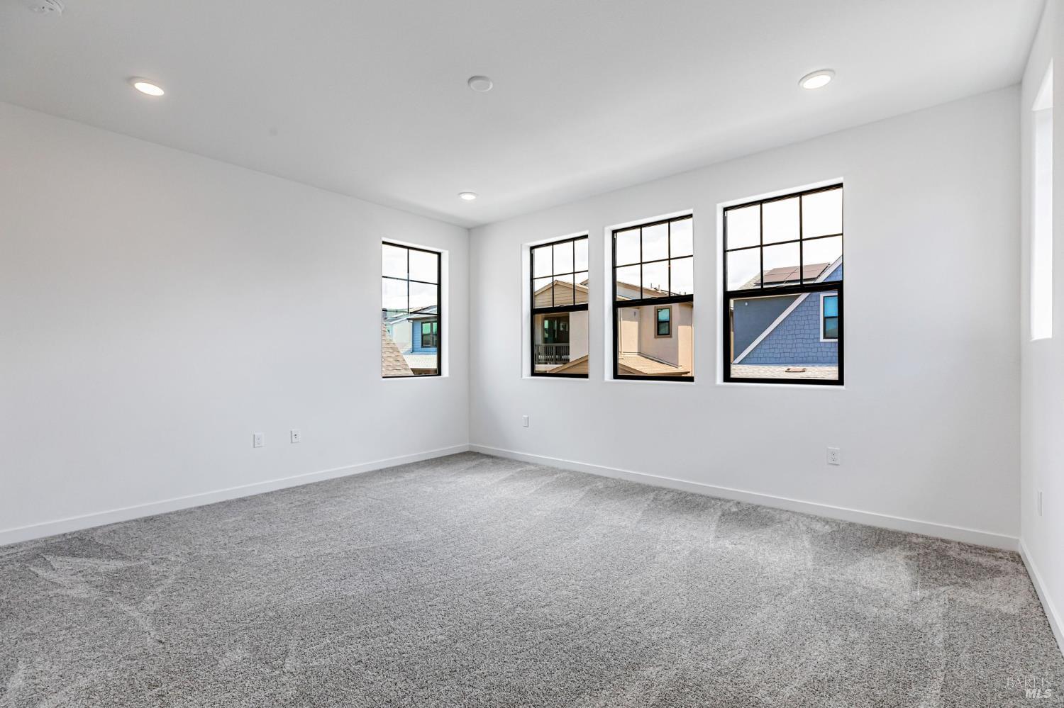 Detail Gallery Image 9 of 13 For 1558 Waterside Ln, Rohnert Park,  CA 94928 - 3 Beds | 2 Baths