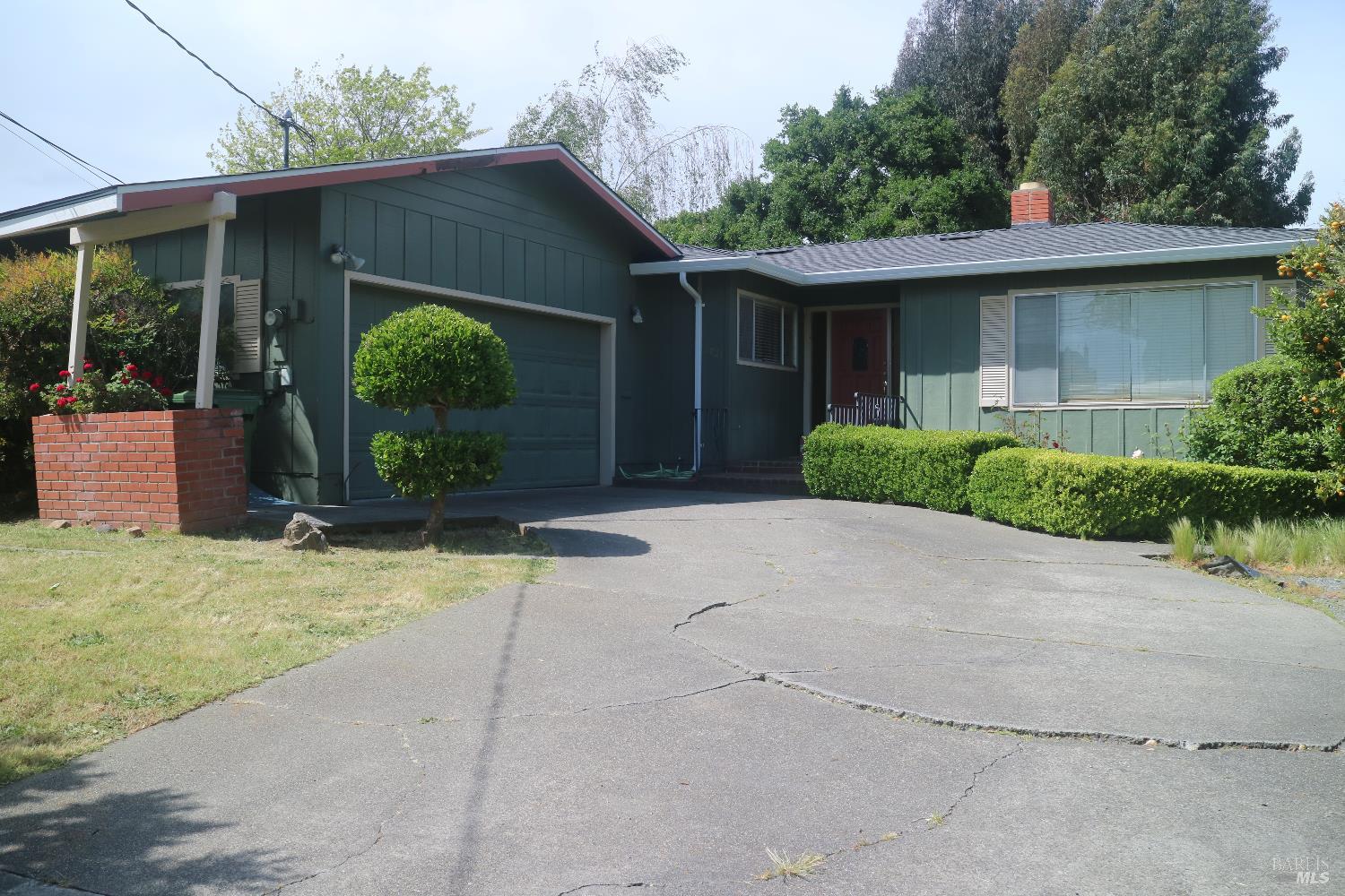 Detail Gallery Image 1 of 1 For 1021 Country Club Dr, Petaluma,  CA 94952 - 3 Beds | 2 Baths