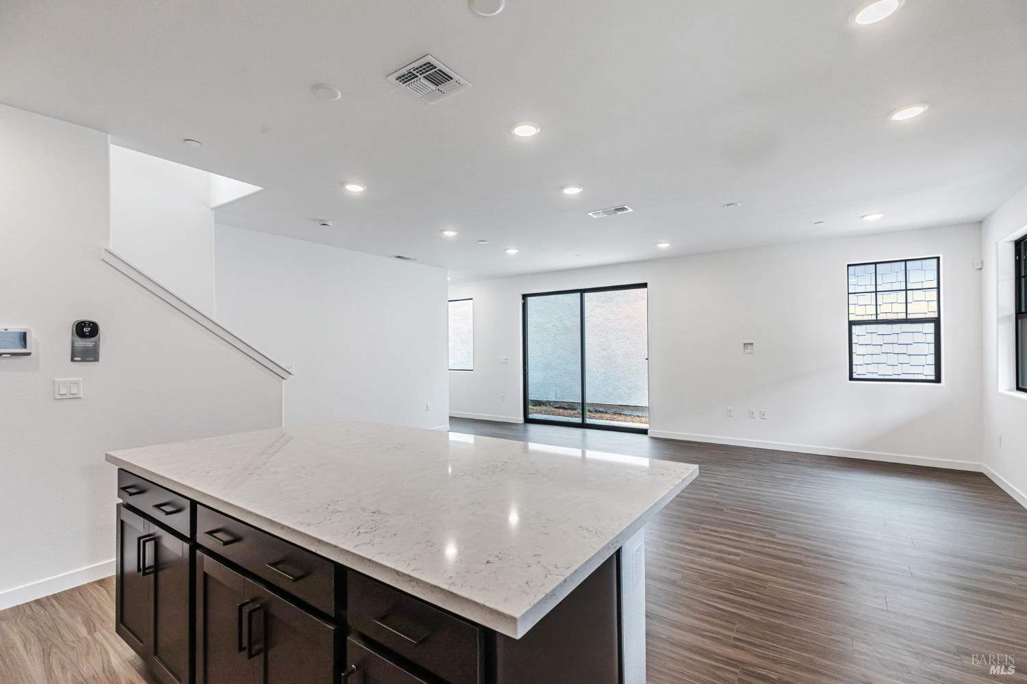 Detail Gallery Image 7 of 13 For 1558 Waterside Ln, Rohnert Park,  CA 94928 - 3 Beds | 2 Baths