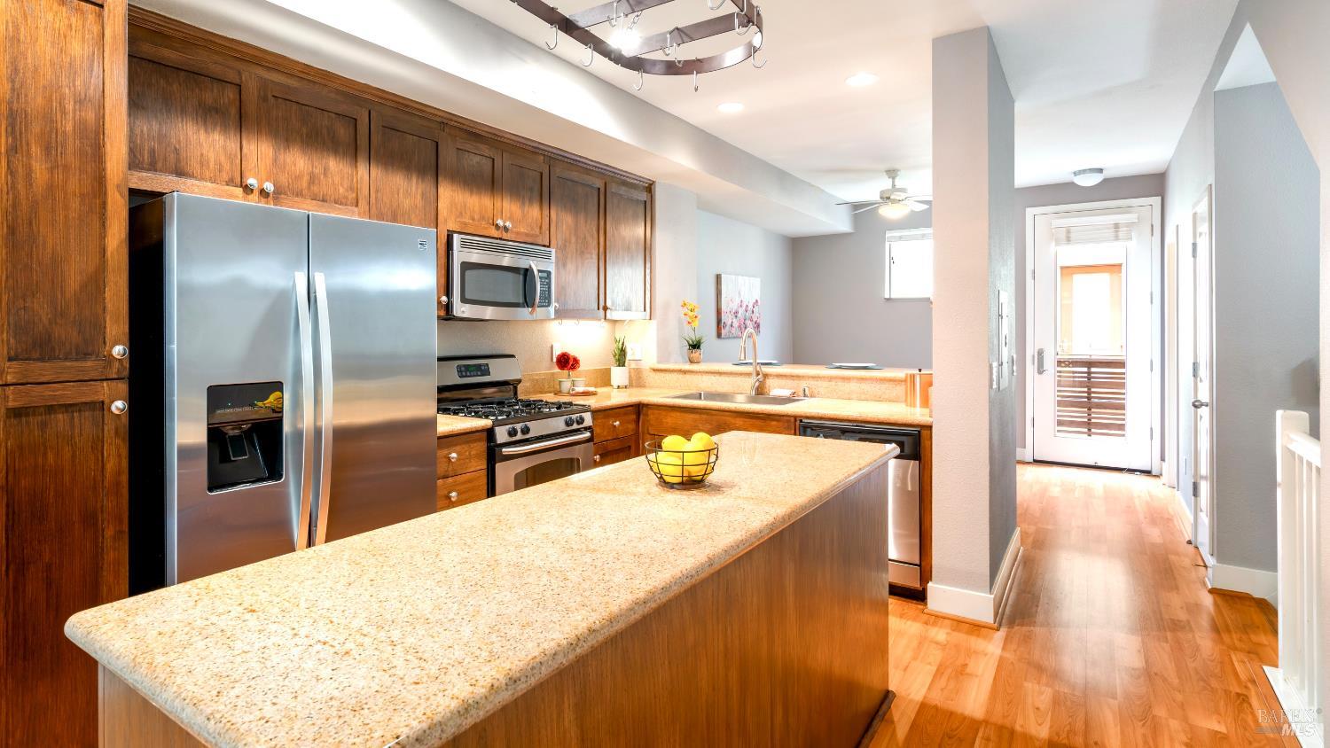 Detail Gallery Image 2 of 28 For 336 City Center Dr, Rohnert Park,  CA 94928 - 2 Beds | 2/1 Baths