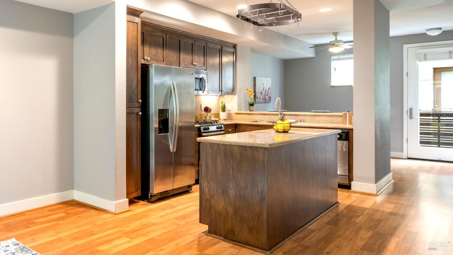 Detail Gallery Image 6 of 28 For 336 City Center Dr, Rohnert Park,  CA 94928 - 2 Beds | 2/1 Baths