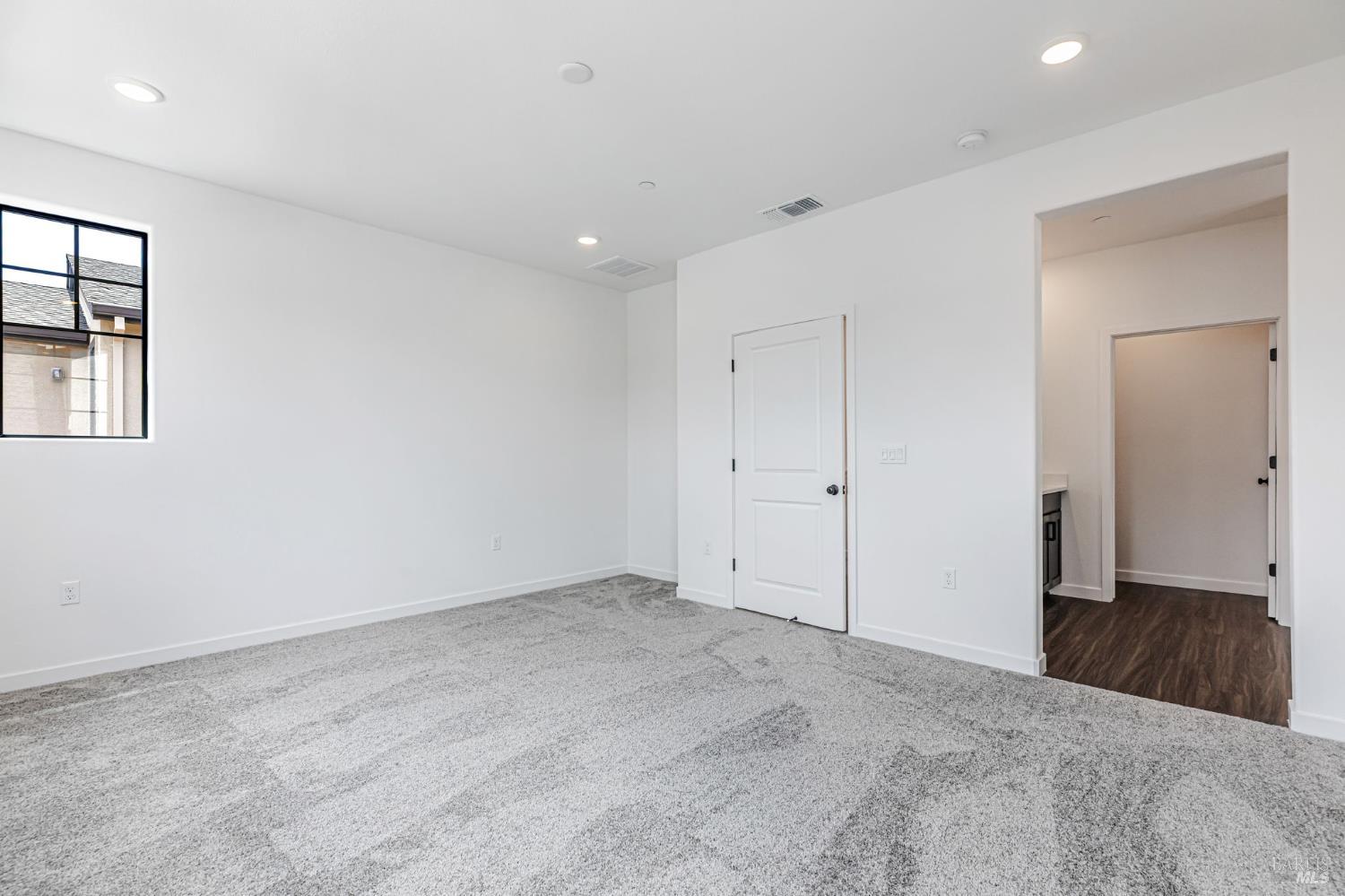 Detail Gallery Image 10 of 13 For 1558 Waterside Ln, Rohnert Park,  CA 94928 - 3 Beds | 2 Baths