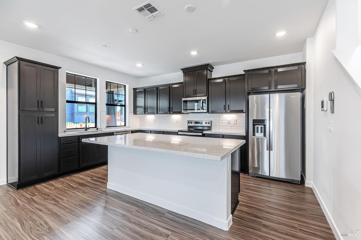 Detail Gallery Image 2 of 13 For 1558 Waterside Ln, Rohnert Park,  CA 94928 - 3 Beds | 2 Baths