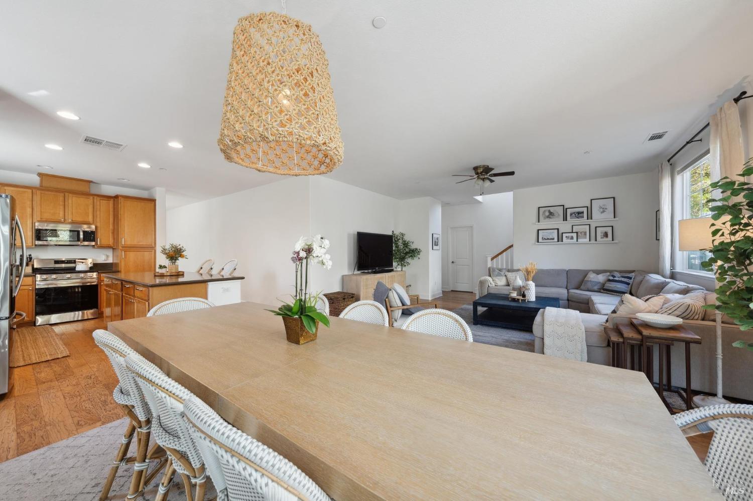 Detail Gallery Image 15 of 51 For 1755 Chinar Dr, Petaluma,  CA 94954 - 4 Beds | 2/1 Baths