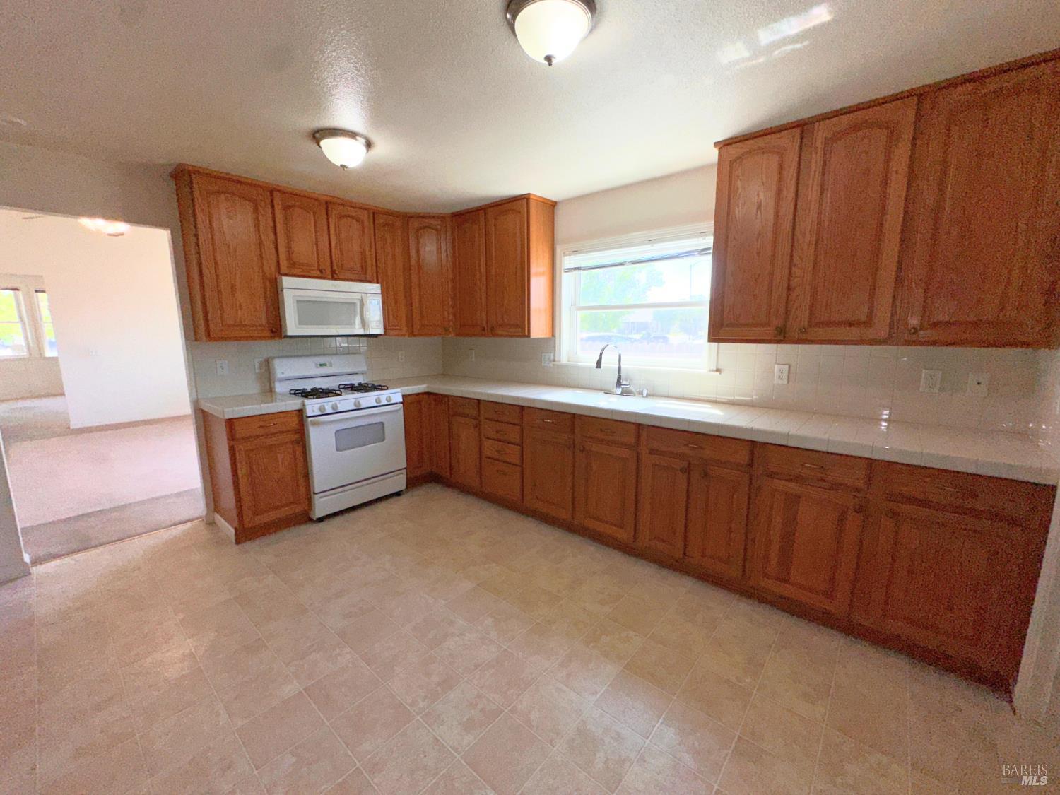 Detail Gallery Image 6 of 17 For 810 Missouri St, Fairfield,  CA 94533 - 3 Beds | 2 Baths