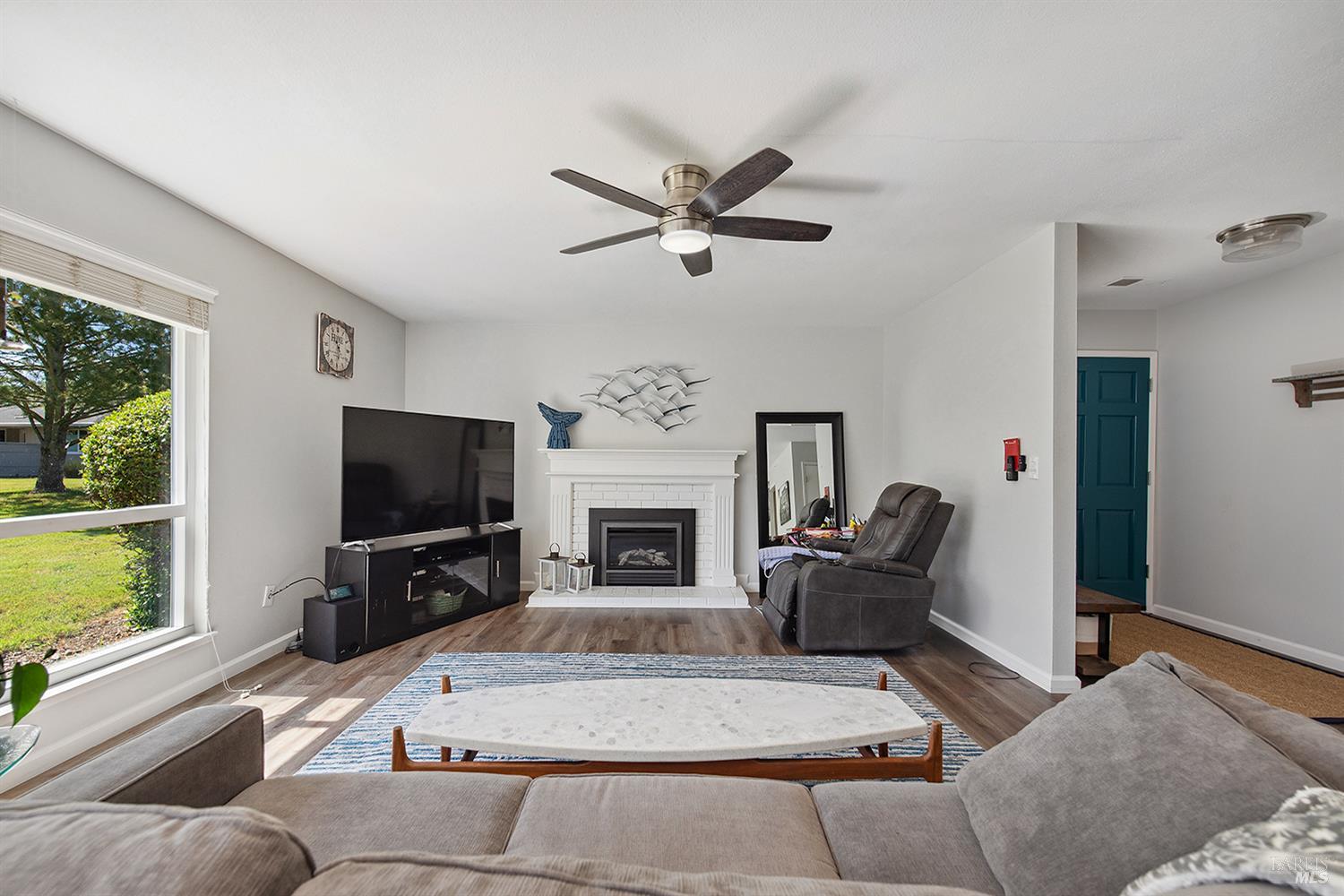 Detail Gallery Image 4 of 20 For 448 Meadowgreen Dr, Santa Rosa,  CA 95409 - 2 Beds | 2 Baths