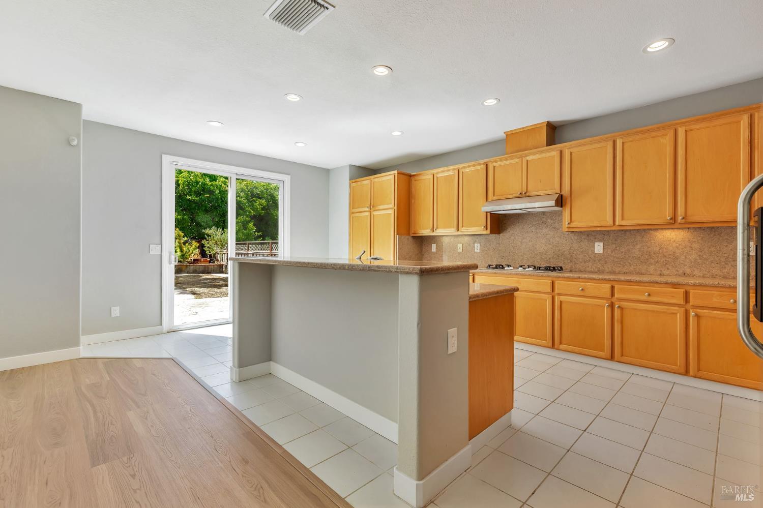 Detail Gallery Image 13 of 62 For 7296 Willow Creek Cir, Vallejo,  CA 94591 - 5 Beds | 3 Baths