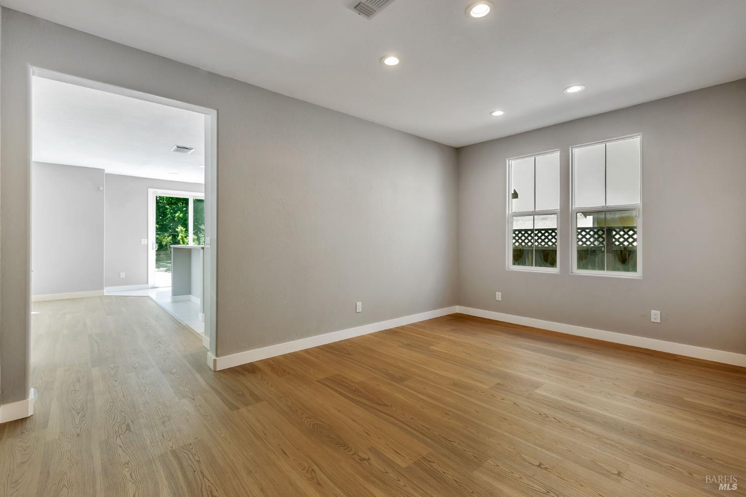 Detail Gallery Image 7 of 62 For 7296 Willow Creek Cir, Vallejo,  CA 94591 - 5 Beds | 3 Baths