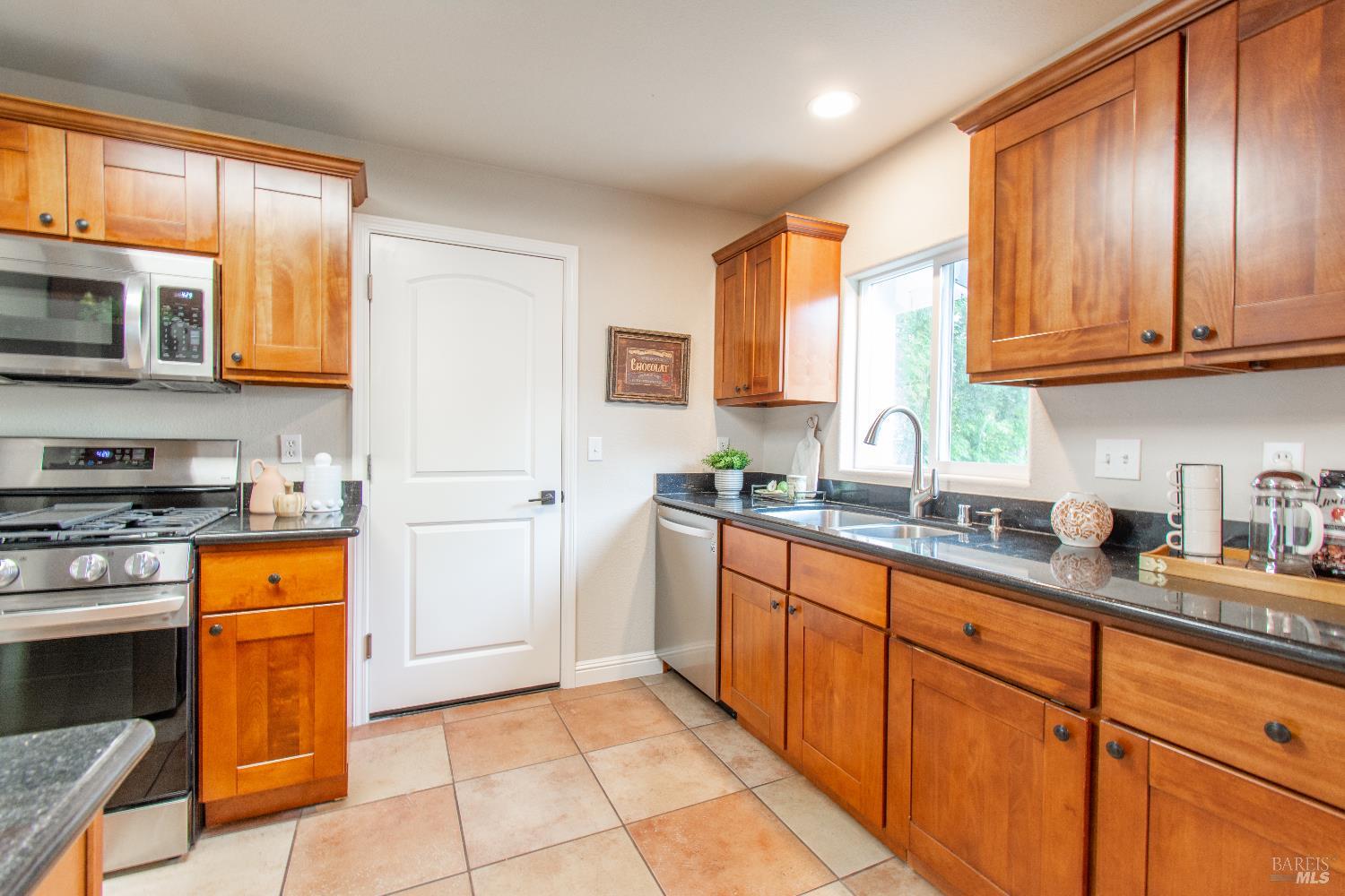 Detail Gallery Image 4 of 50 For 122 Laurel St, Vacaville,  CA 95688 - 3 Beds | 2 Baths