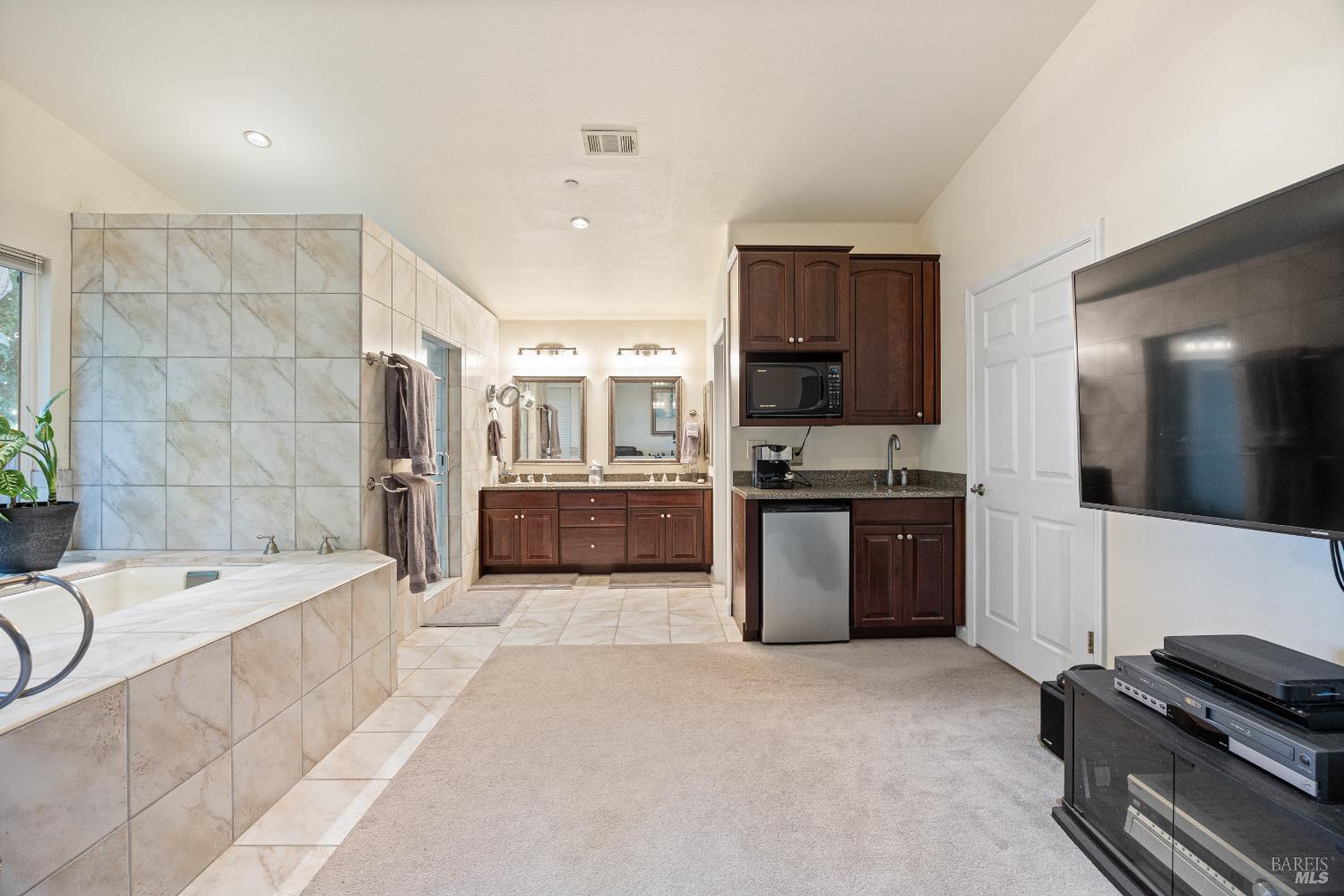 Detail Gallery Image 18 of 42 For 8601 Hyde Rd, Dixon,  CA 95620 - 5 Beds | 5/1 Baths