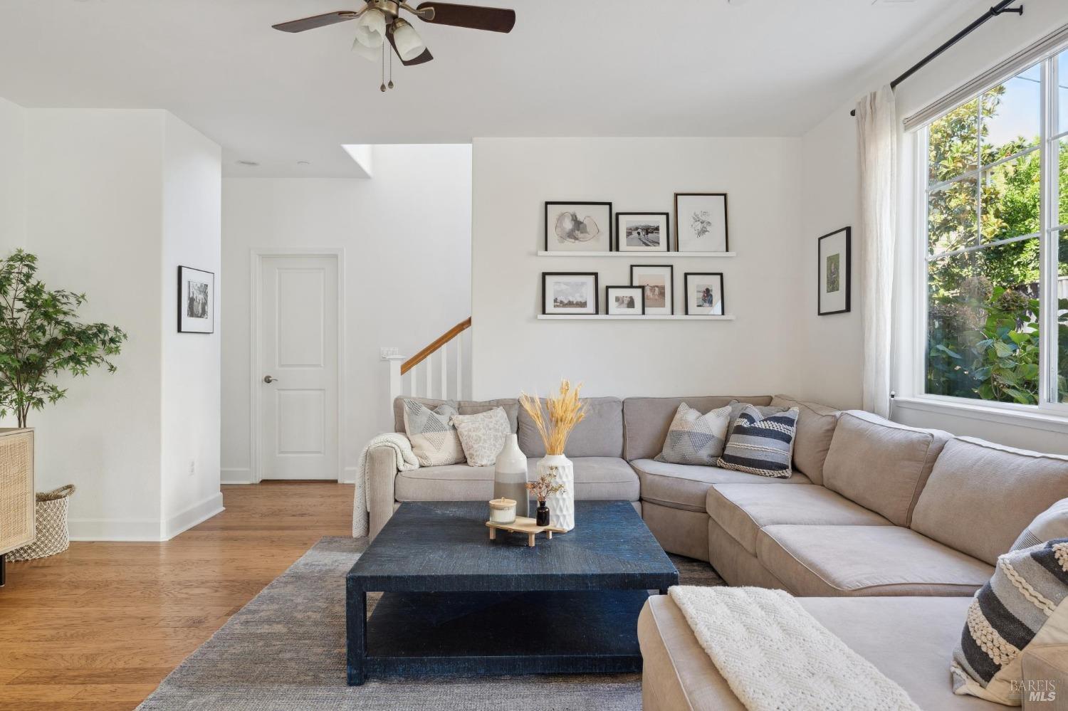 Detail Gallery Image 4 of 51 For 1755 Chinar Dr, Petaluma,  CA 94954 - 4 Beds | 2/1 Baths