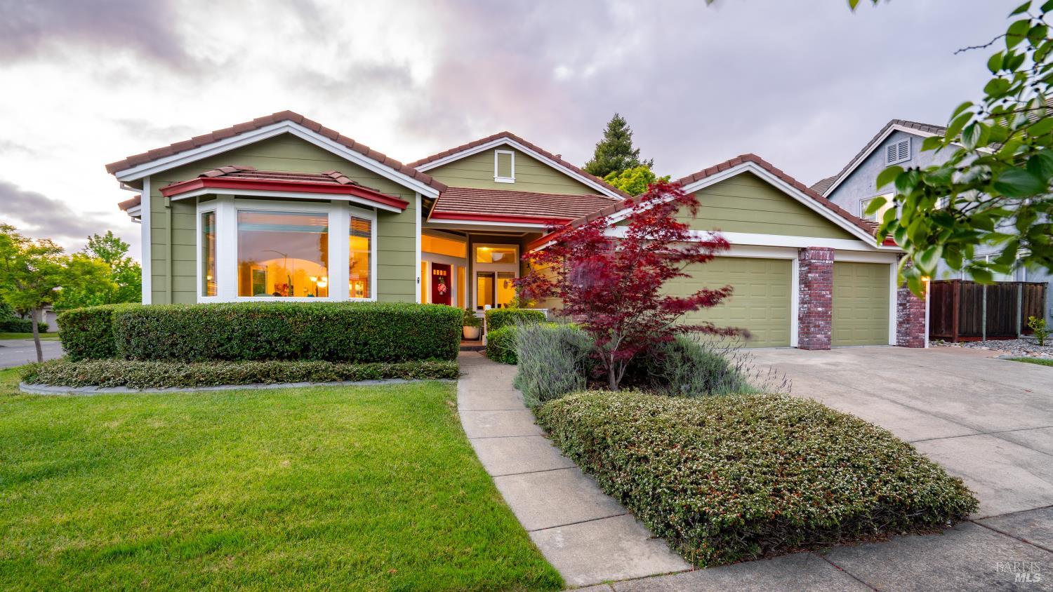 Detail Gallery Image 1 of 61 For 2001 Timberline Ln, Petaluma,  CA 94954 - 4 Beds | 2 Baths