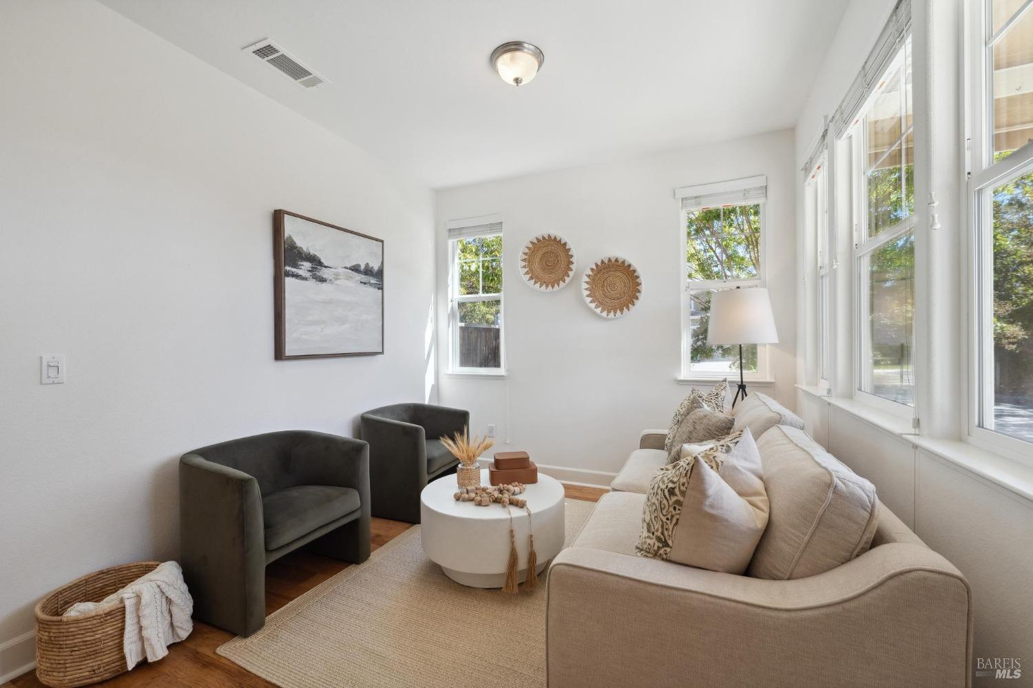 Detail Gallery Image 11 of 51 For 1755 Chinar Dr, Petaluma,  CA 94954 - 4 Beds | 2/1 Baths