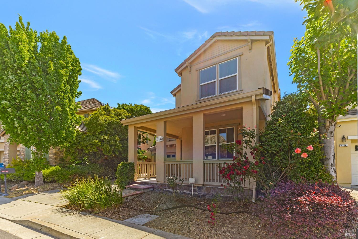 Detail Gallery Image 2 of 62 For 7296 Willow Creek Cir, Vallejo,  CA 94591 - 5 Beds | 3 Baths