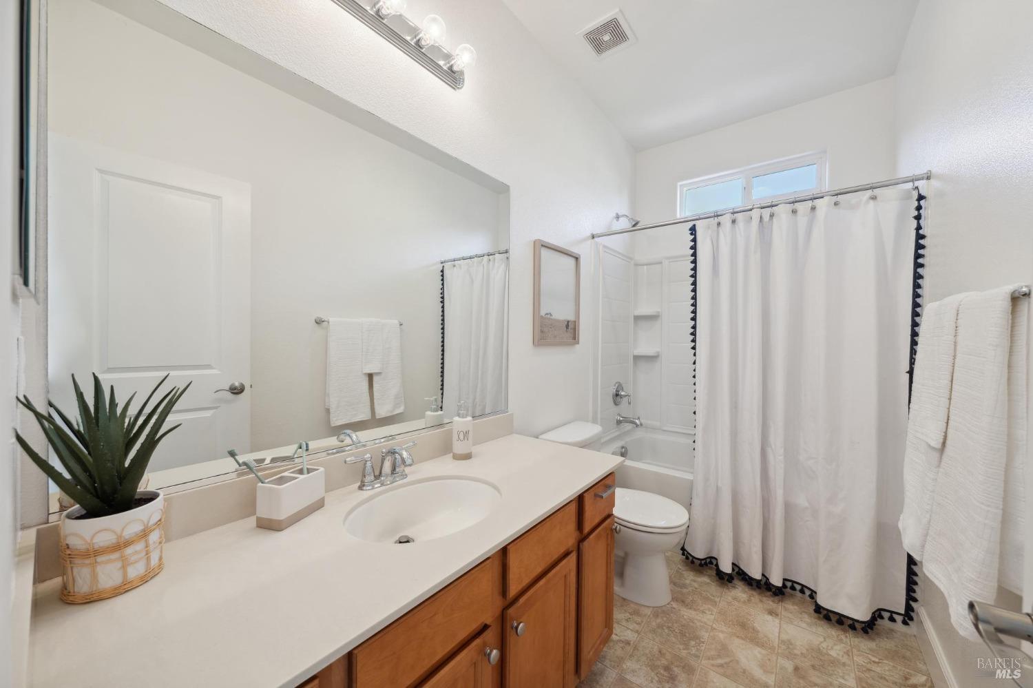 Detail Gallery Image 36 of 51 For 1755 Chinar Dr, Petaluma,  CA 94954 - 4 Beds | 2/1 Baths