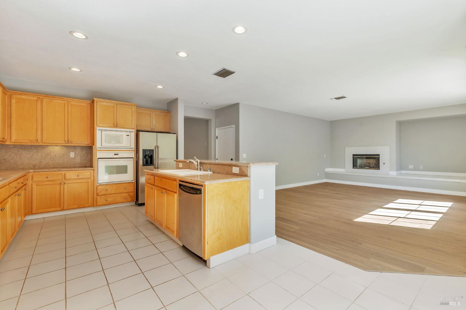 Detail Gallery Image 15 of 62 For 7296 Willow Creek Cir, Vallejo,  CA 94591 - 5 Beds | 3 Baths