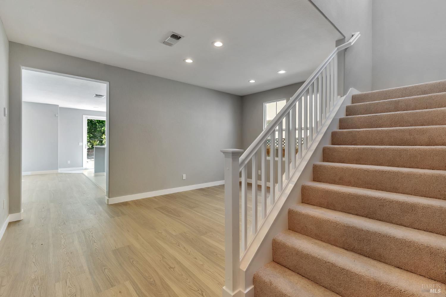 Detail Gallery Image 5 of 62 For 7296 Willow Creek Cir, Vallejo,  CA 94591 - 5 Beds | 3 Baths