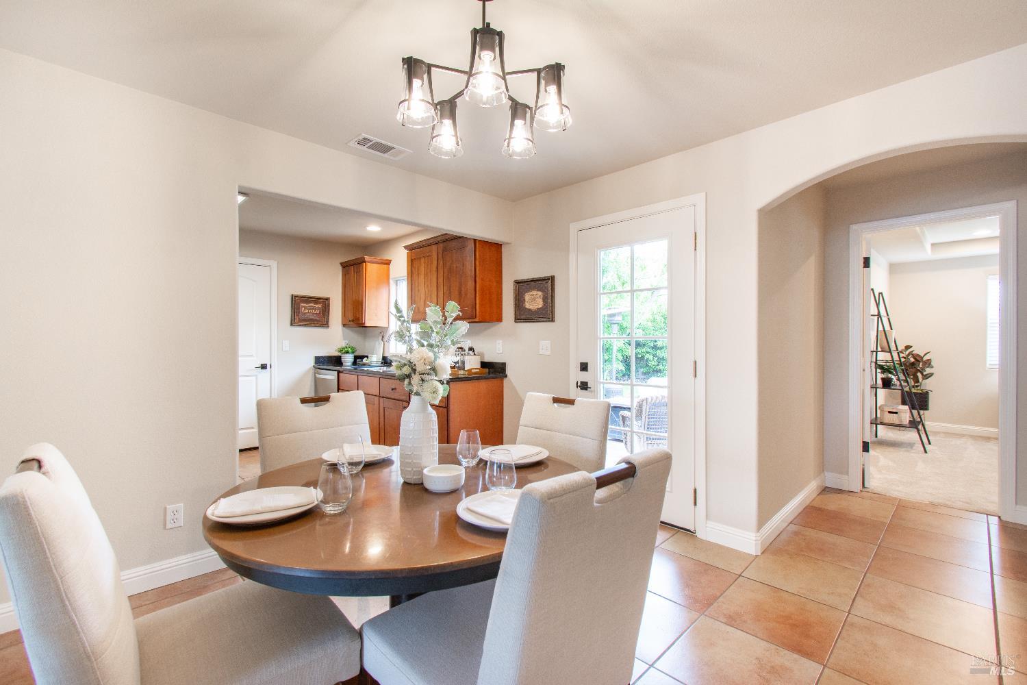 Detail Gallery Image 7 of 50 For 122 Laurel St, Vacaville,  CA 95688 - 3 Beds | 2 Baths