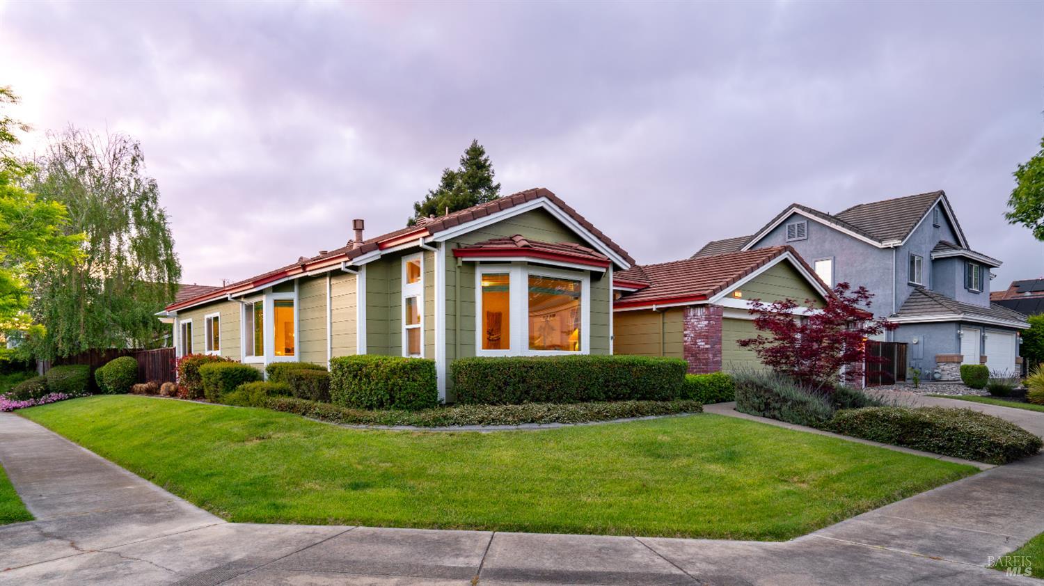 Detail Gallery Image 2 of 61 For 2001 Timberline Ln, Petaluma,  CA 94954 - 4 Beds | 2 Baths