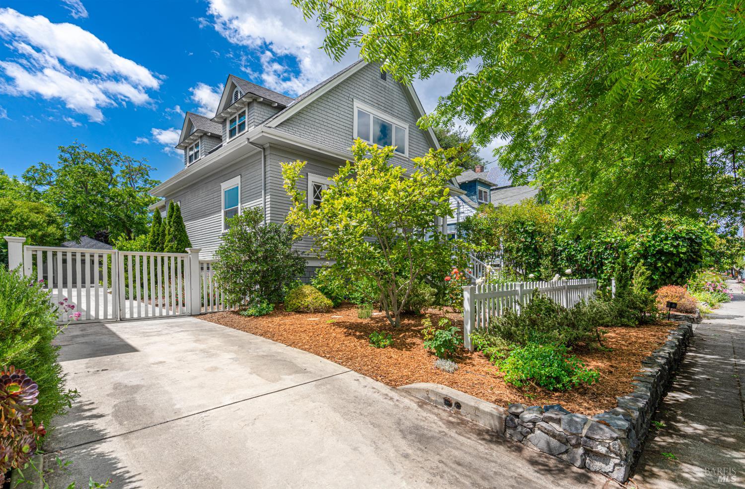 Detail Gallery Image 3 of 38 For 753 Humboldt St, Santa Rosa,  CA 95404 - 5 Beds | 3 Baths