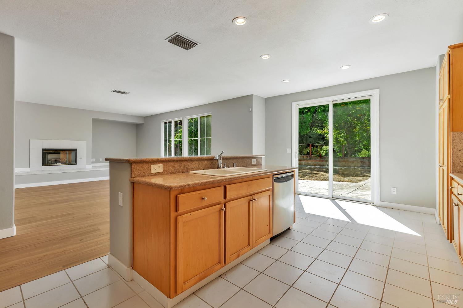Detail Gallery Image 14 of 62 For 7296 Willow Creek Cir, Vallejo,  CA 94591 - 5 Beds | 3 Baths