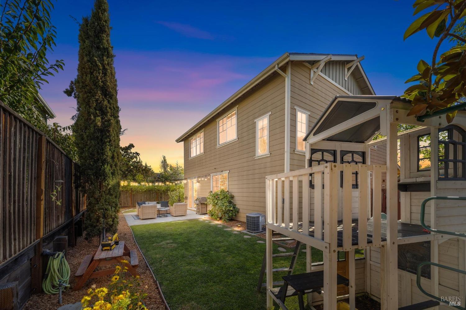 Detail Gallery Image 6 of 51 For 1755 Chinar Dr, Petaluma,  CA 94954 - 4 Beds | 2/1 Baths