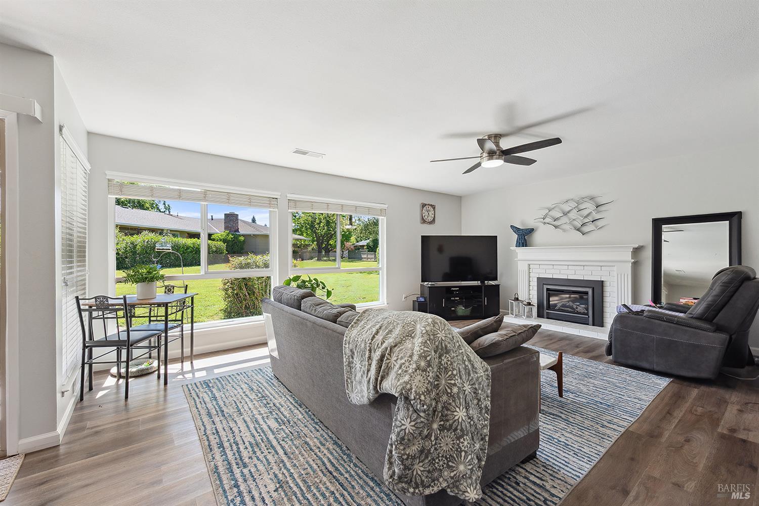 Detail Gallery Image 1 of 20 For 448 Meadowgreen Dr, Santa Rosa,  CA 95409 - 2 Beds | 2 Baths