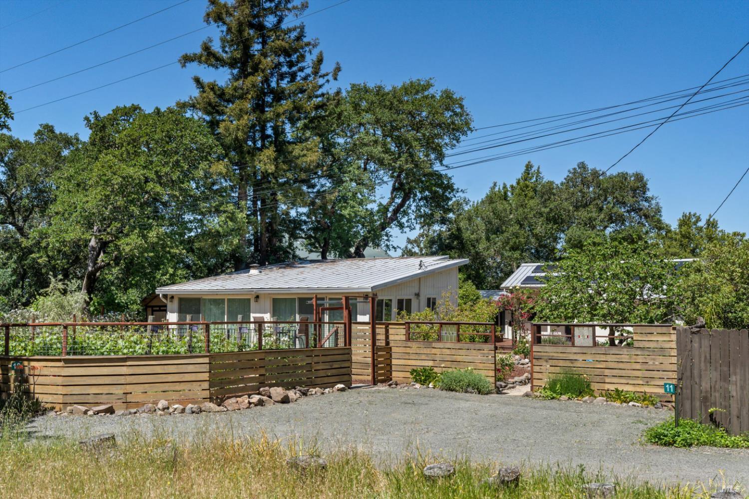 Detail Gallery Image 3 of 32 For 10 Waldruhe Hts, Glen Ellen,  CA 95442 - 2 Beds | 2 Baths