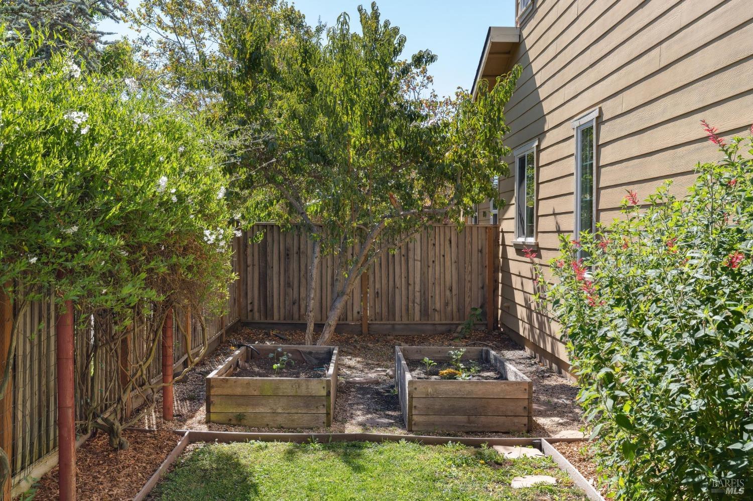 Detail Gallery Image 44 of 51 For 1755 Chinar Dr, Petaluma,  CA 94954 - 4 Beds | 2/1 Baths