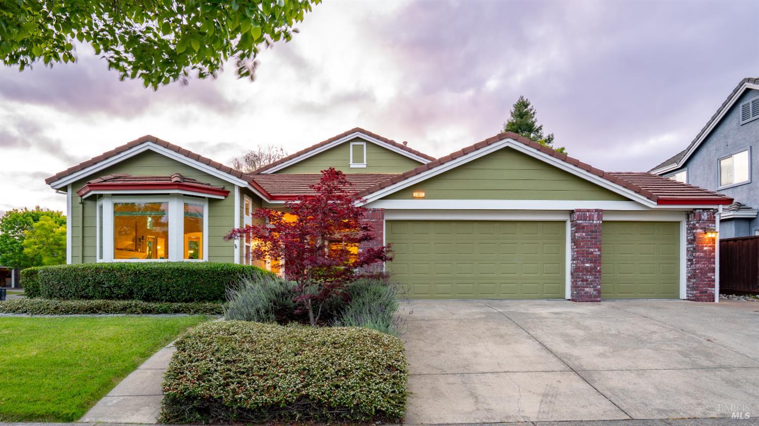 Detail Gallery Image 4 of 61 For 2001 Timberline Ln, Petaluma,  CA 94954 - 4 Beds | 2 Baths
