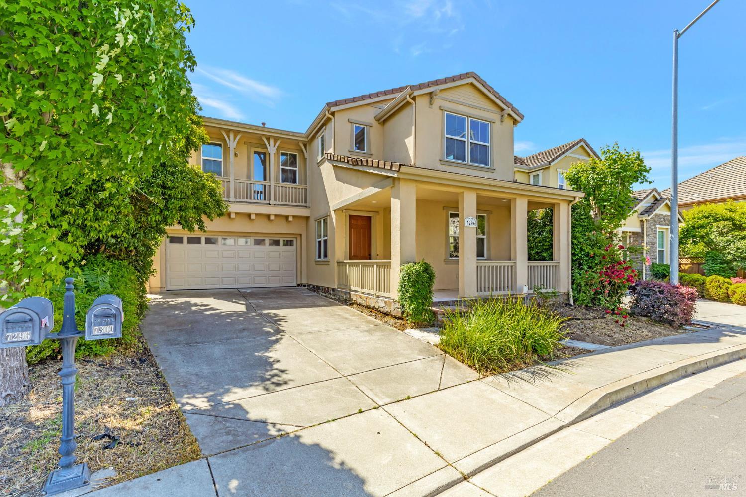 Detail Gallery Image 3 of 62 For 7296 Willow Creek Cir, Vallejo,  CA 94591 - 5 Beds | 3 Baths