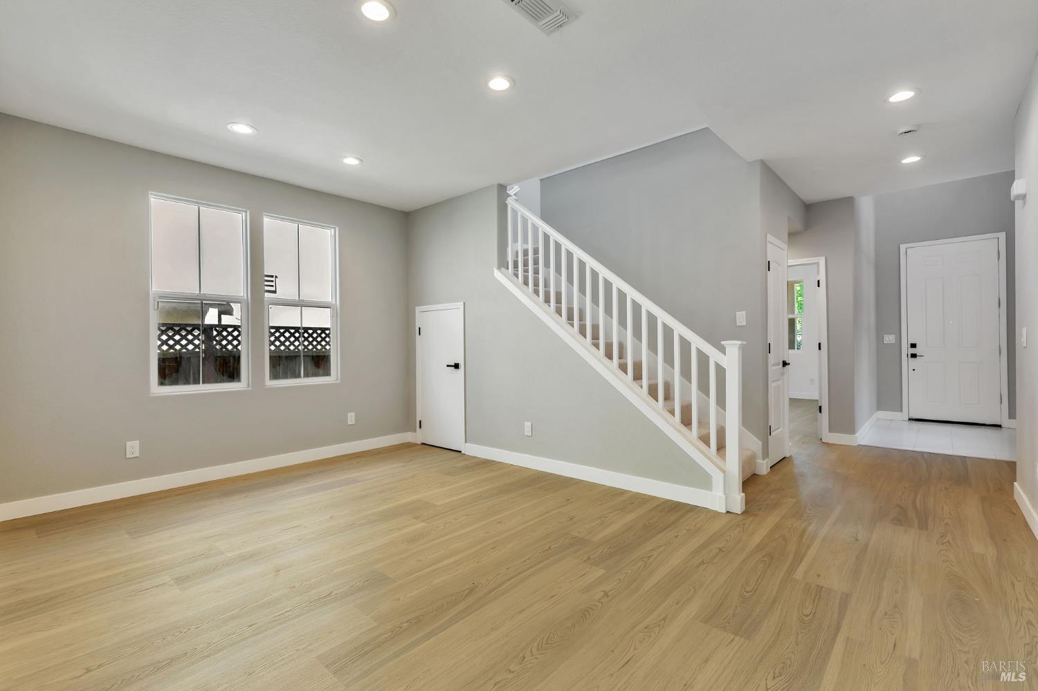 Detail Gallery Image 6 of 62 For 7296 Willow Creek Cir, Vallejo,  CA 94591 - 5 Beds | 3 Baths