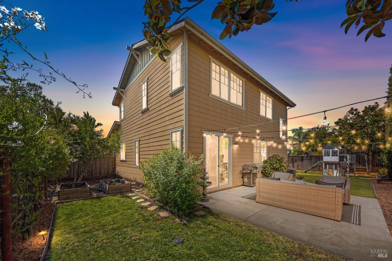 Detail Gallery Image 5 of 51 For 1755 Chinar Dr, Petaluma,  CA 94954 - 4 Beds | 2/1 Baths
